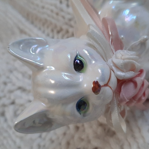 Vintage Irredecent Lustre White Cat Ceramic Figurine with pink & white bow - Picture 2 of 7